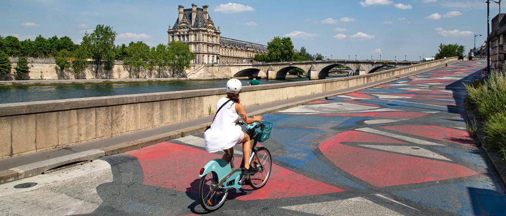 Radweg an der Seine mit Blick auf den Louvre in Paris