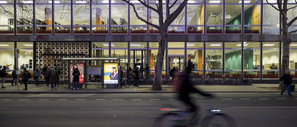 Noch bis mindestens Ende Februar bleiben 28 öffentliche Bibliotheken in Berlin an den Wochenenden länger geöffnet. Die Aktion ist Teil des „Netzwerks der Wärme“.