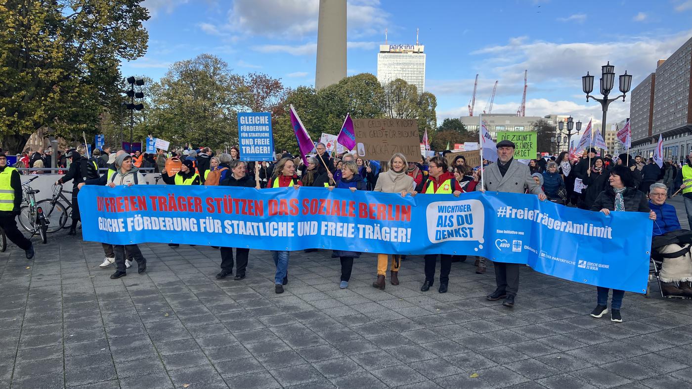 Demonstration vor dem Roten Rathaus Wohlfahrtsverbände fordern mehr