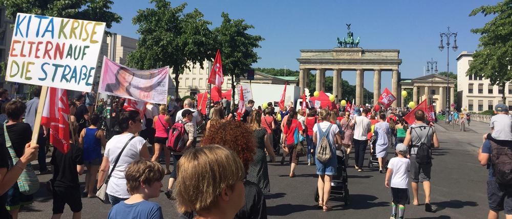 Auf dem Weg zum Brandenburger Tor: Der Protestzug am Samstagvormittag.