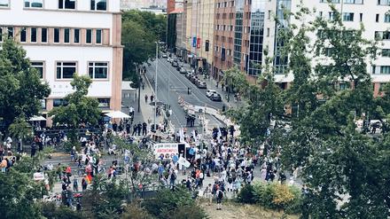 Sogenannte Querdenker demonstrieren am Askanischen Platz in Berlin. 