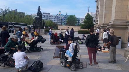Menschen mit Behinderung protestieren vor dem Berliner Abgeordnetenhaus.