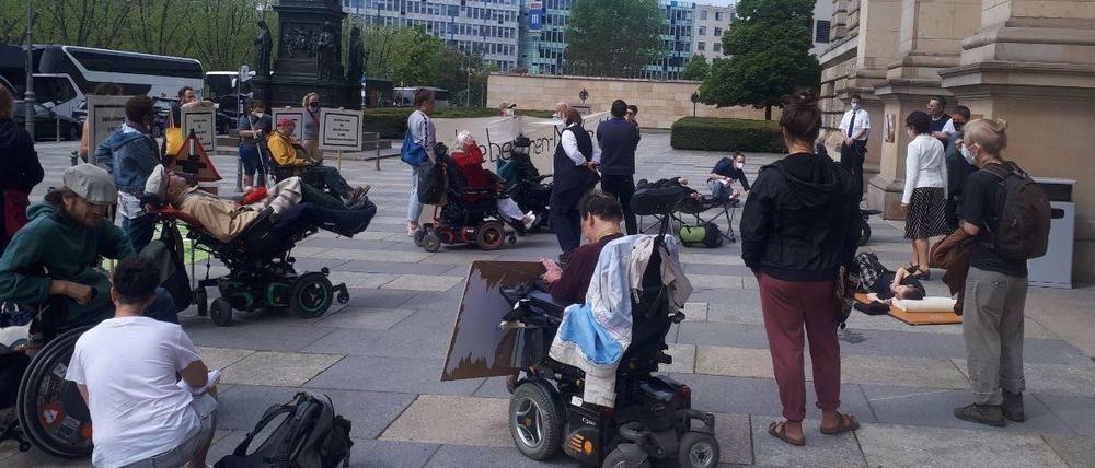 Menschen mit Behinderung protestieren vor dem Berliner Abgeordnetenhaus.