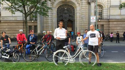 Heinrich Strößenreuther von der Initiative Volksentscheid Fahrrad hält am Donnerstag gemeinsam mit anderen Fahrradaktivisten eine Mahnwache vor dem Amtsgericht ab. 