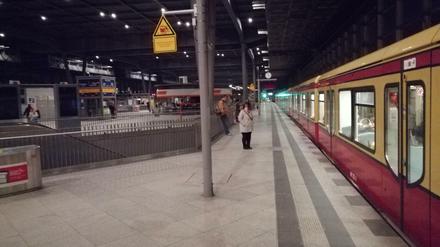 Notbeleuchtung am Bahnhof Südkreuz.