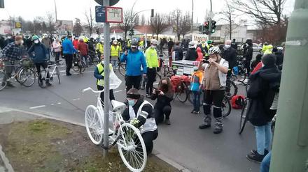Etwa 100 Menschen gedachten einer am Montag im Straßenverkehr getöteten Radfahrenden in Berlin-Weißensee.