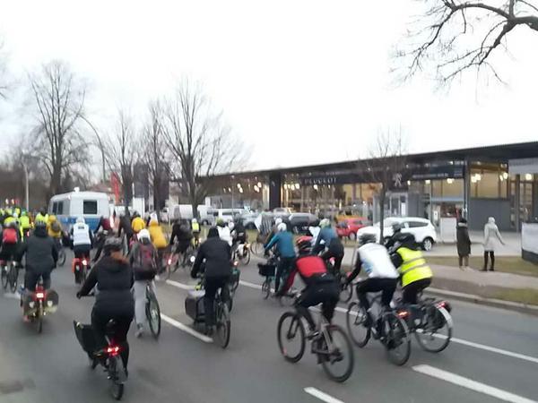 Teilnehmende der #VisionZero-Fahrraddemonstration ziehen am Dienstagnachmittag von Kreuzberg nach Weißensee.