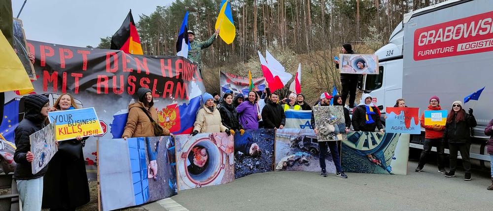 Die Demonstrierenden fordern die EU auf, den Handel mit Russland einzustellen.