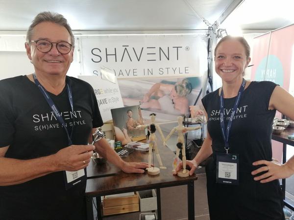 Armin Lutz Seidel und seine Tochter Romy Lindenberg zeigen ihren Rasierer Shavent.