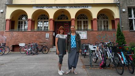 Die Elternvertreterinnen Juliane Falk (links) und Arlette Heilemann vor der Franz-Carl-Achard-Grundschule in Kaulsdorf.