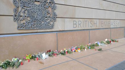 Nach dem Tod der Queen: Blumen vor der Britischen Botschaft in Berlin. 