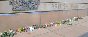 Nach dem Tod der Queen: Blumen vor der Britischen Botschaft in Berlin. 