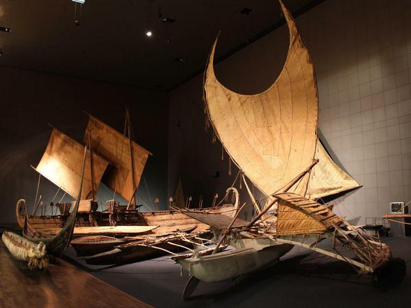 Die Südseeboote im Ethnologischen Museum Dahlem, im Hintergrund das große Luf-Boot