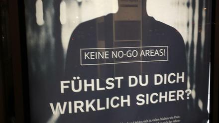 An einer Bushaltestelle vor dem Europa-Center in Charlottenburg macht die Identitäre Bewegung Werbung.