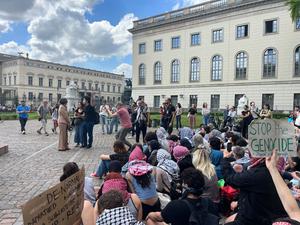 Propalästinensische Studierende der Humboldt-Universität zu Berlin haben sich zu einem Protest versammelt.