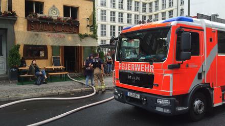 Die Feuerwehr musste auch den Keller dieser Kneipe in Kreuzberg leer pumpen.