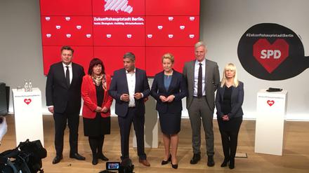 Die künftigen Senatoren der Berliner SPD zusammen mit Raed Saleh und Franziska Giffey. 