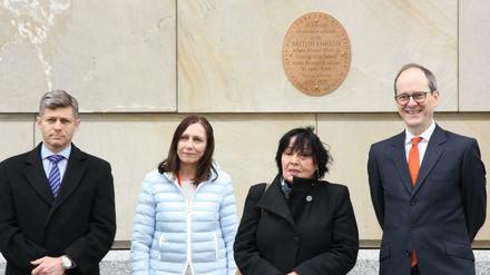 Der britische Botschafter Sebastian Wood (ganz rechts) mit der neuen Gedenktafel