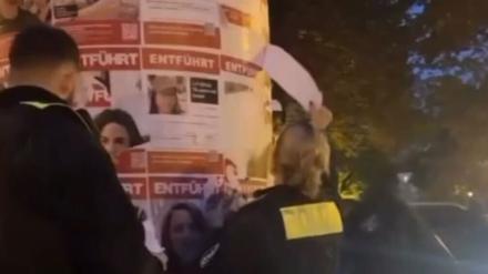 Ein Video zeigt, wie Beamte der Polizei Berlin am 26, Oktober 2023 in Friedrichshain Plakat von einer Litfaßsäule abreißen. Sie zeigen Menschen, die von der Hamas beim Angriff auf Israel am 7. Oktober nach Gaza verschleppt und dort als Geiseln gehalten werden.