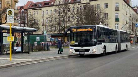 Nicht gelb zuletzt: Ein Bus der Firma Schröder Reisen auf der Linie 133 in Tegel.