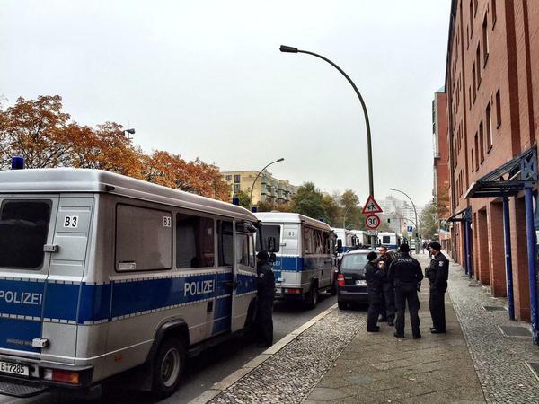 Polizisten stehen in der Wilhelmstraße auf dem Gehweg. Bald beginnen die Räumungen wegen der Bombenentschärfung in Kreuzberg