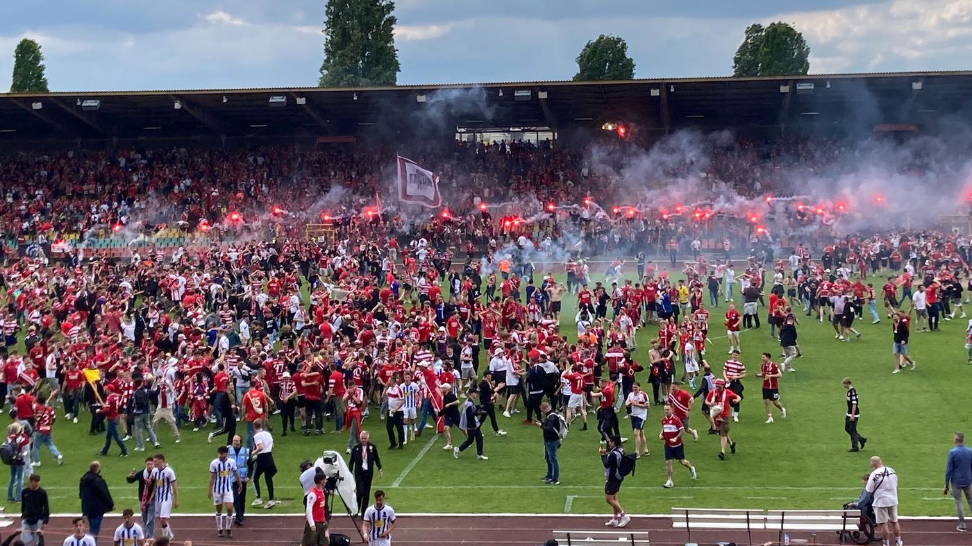 L’Energie Cottbus è stata promossa alla terza lega: 700 agenti di polizia accompagnano il gioco del rischio