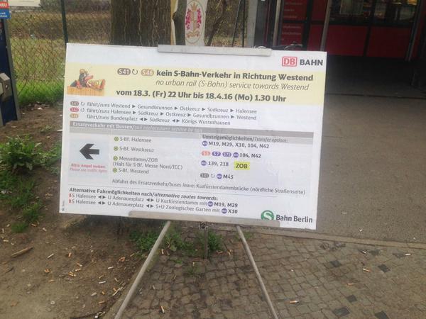 Information der S-Bahn am Bahnhof Halensee.