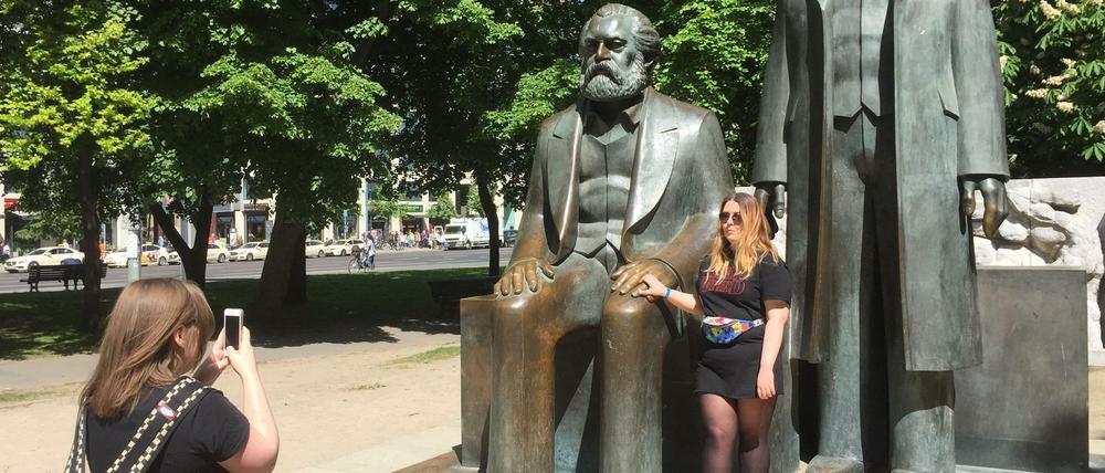 Internationale Solidarität: Besucher aus aller Welt fotografieren einander vor der Marx-Engels-Statue in Mitte.