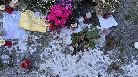 Berlin-Pankow, Maximilian- Ecke Mühlenstraße, wo am 29. April 2022 Zohra Mohammad Gul von ihrem Ex-Mann getötet wurde. Für sie wurden Blumen und Kerzen aufgestellt.