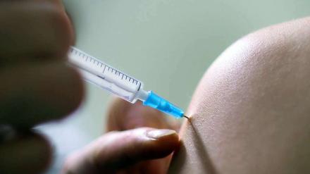 Bisher ungeimpfte Schüler der betroffenen Grundschulen in Schöneberg müssen sich nun impfen lassen, einen Immunitätsnachweis bringen oder dem Unterricht fernbleiben.
