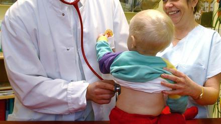 In einer Kinderarztpraxis wird ein Kleinkind untersucht. (Symbolbild)
