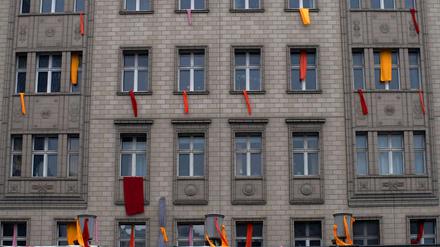 Mit farbigen Tüchern protestieren Mieter zwischen Strausberger Platz und Frankfurter Tor gegen den Verkauf ihrer Wohnungen.