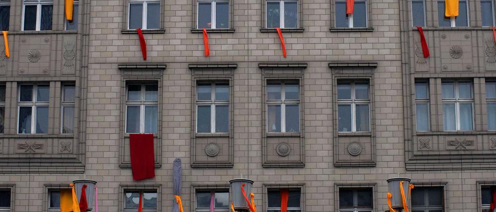 Mit farbigen Tüchern protestieren Mieter zwischen Strausberger Platz und Frankfurter Tor gegen den Verkauf ihrer Wohnungen.