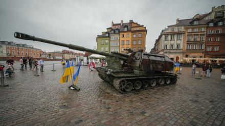 In der polnischen Hauptstadt Warschau sind bereits zerstörte russische Panzer als Kunstobjekte zu sehen.