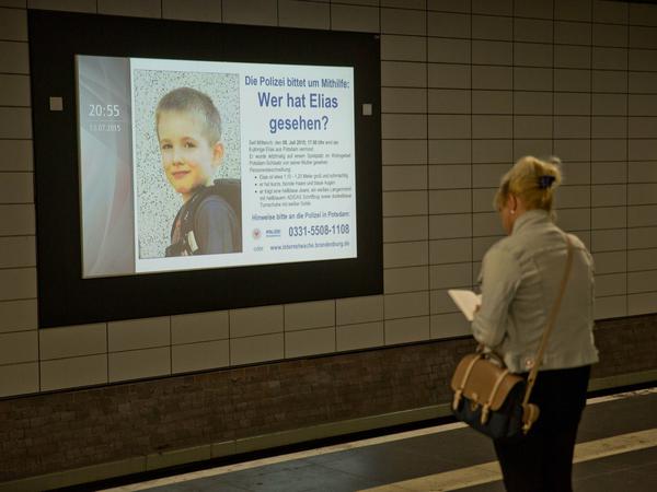 Auf großen digitalen Infotafeln wird am im Bahnhof Friedrichstraße in Berlin nach dem vermissten Elias gesucht.