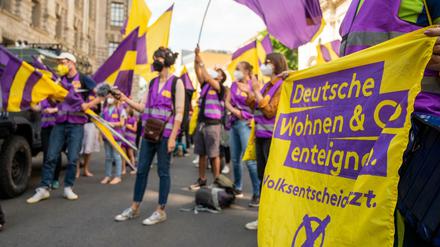 Unterstützer der Initiative "Deutsche Wohnen & Co. enteignen" schwenken bei der Übergabe der Unterschriften Fahnen.