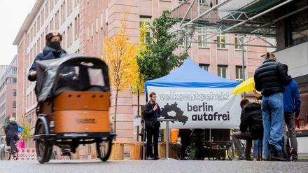 Eine Person mit einem Lastenfahrrad fährt auf dem autofreien Teil der Friedrichstraße, während einer Pressekonferenz der Initiative «Volksentscheid Berlin autofrei» zur Vorstellung ihres Konzepts.