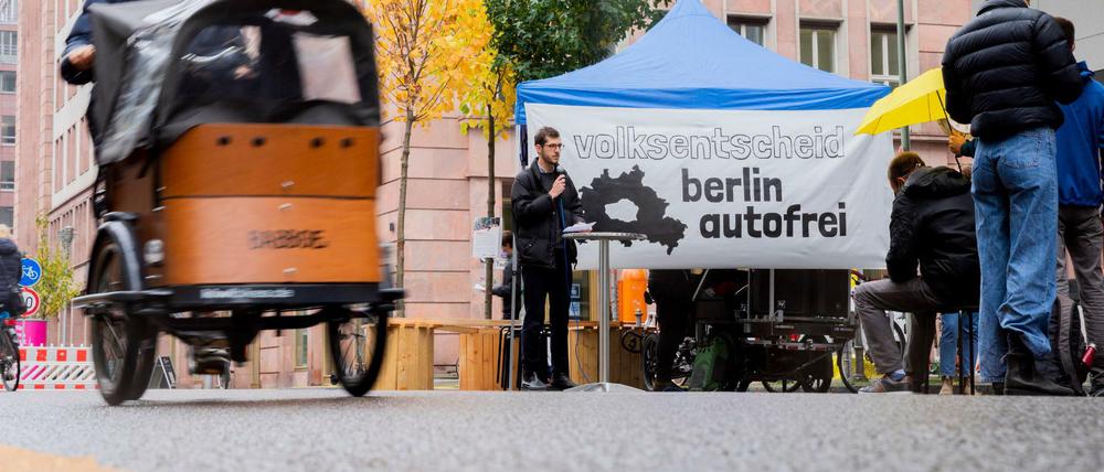 Eine Person mit einem Lastenfahrrad fährt auf dem autofreien Teil der Friedrichstraße, während einer Pressekonferenz der Initiative «Volksentscheid Berlin autofrei» zur Vorstellung ihres Konzepts.