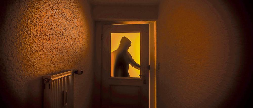 Ein Einbrecher verschafft sich Zugang zu einer Wohnung (Symbolbild).