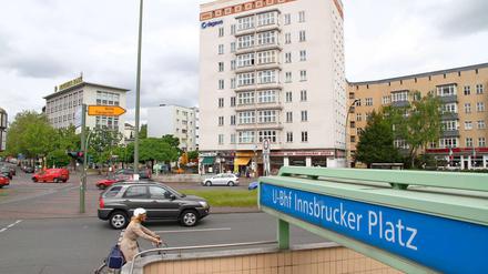 Hier führt der Autobahnverkehr rüber. Am U- und S-Bahnhof Innsbrucker Platz rollt jetzt wieder der Verkehr. 