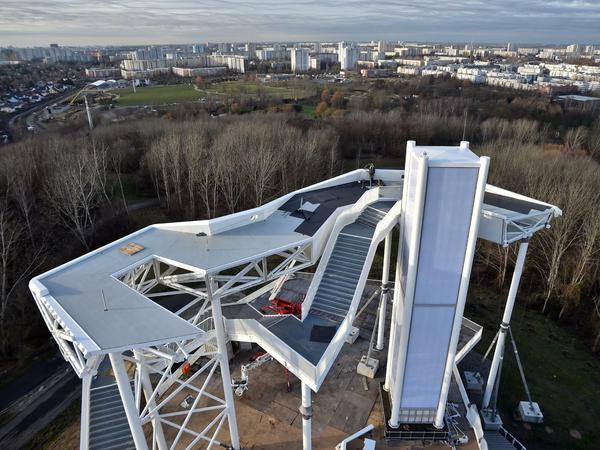 Bauarbeiten an der Aussichtsplattform «Wolkenhain» am 08.12.2016 in Berlin auf der Baustelle der IGA 2017 (internationale Gartenausstellung). 