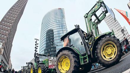 Alternative Landwirtschaft, aber große Traktoren: Teilnehmer der "Wir-haben-es-satt"-Demo im Januar 2016 am Potsdamer Platz in Berlin.