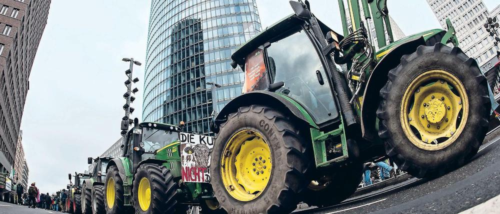 Alternative Landwirtschaft, aber große Traktoren: Teilnehmer der "Wir-haben-es-satt"-Demo im Januar 2016 am Potsdamer Platz in Berlin.