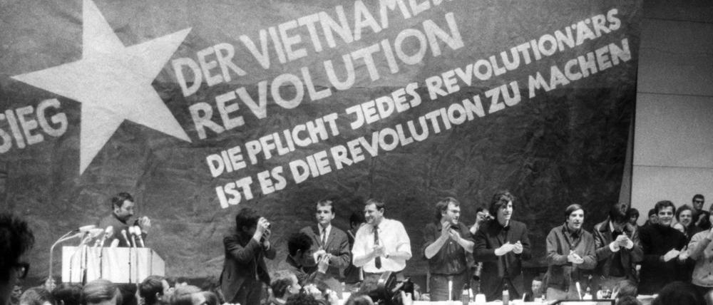 Das Podium des Vietnamkongresses am 17. Februar 1968 im Audimax der Technischen Universität Berlin.