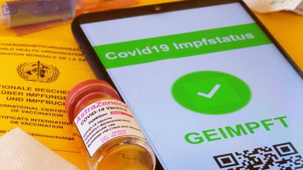 Impfen gegen Corona wirkt – internationaler Impfpass und digitaler Code.
