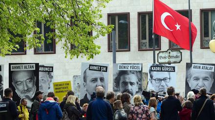 Demonstranten protestieren vor der türkischen Botschaft für Presse- und Meinungsfreiheit.