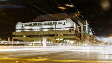Die Lichter vorbeifahrender Pkw und Busse sind am ehemaligen Internationalen Congress Center (ICC) als Leuchtstreifen zu sehen.
