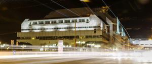 Die Lichter vorbeifahrender Pkw und Busse sind am ehemaligen Internationalen Congress Center (ICC) als Leuchtstreifen zu sehen.