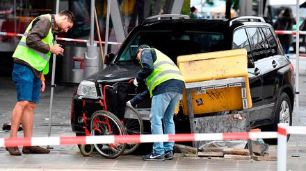 SUV-Unfall in Berlin: Ermittler untersuchen das Unfallfahrzeug am Bahnhof Zoo.