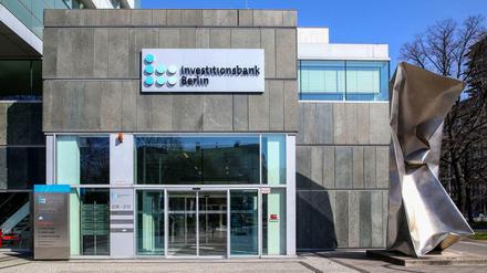Eingangsbereich der Investitionsbank Berlin (IBBI in der Bundesallee 201 in Berlin-Wilmersdorf. Das Institut prüft und bearbeitet alle Anträge auf Corona-Hilfen.